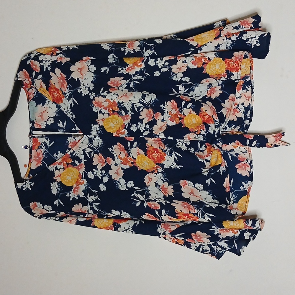 Veronica M Navy Floral Bell/Flare Sleeve‎ Top | Size: Small